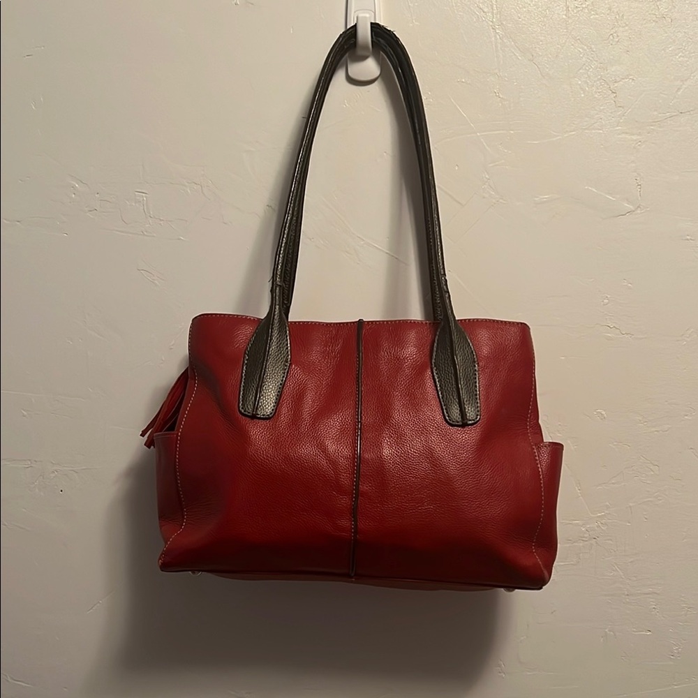 Chic Red Leather Shoulder Bag with Structured Design